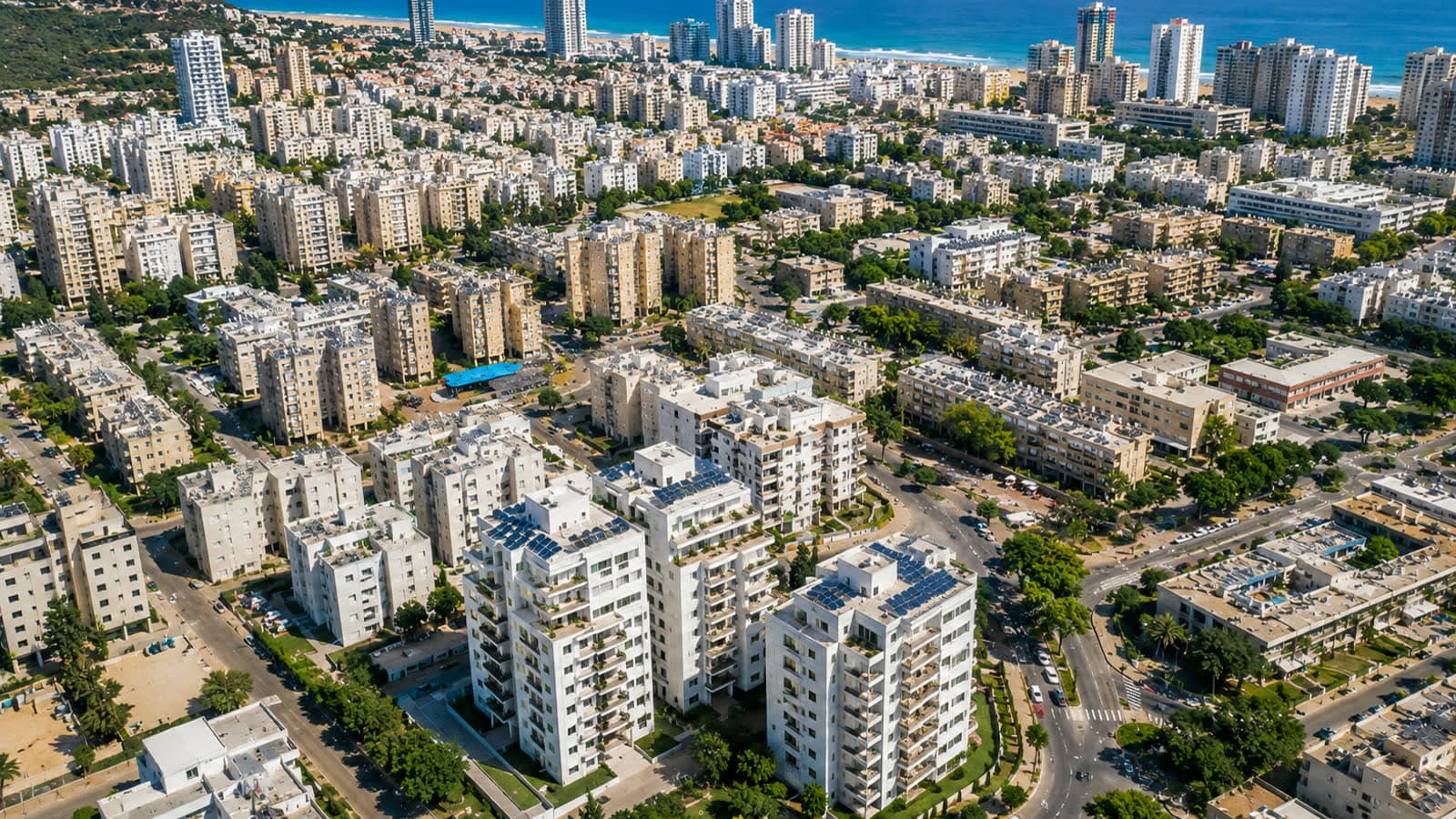מבט אווירי על שכונות המגורים של נתניה, ברקע הים מבט אווירי על שכונות המגורים של נתניה, ברקע הים