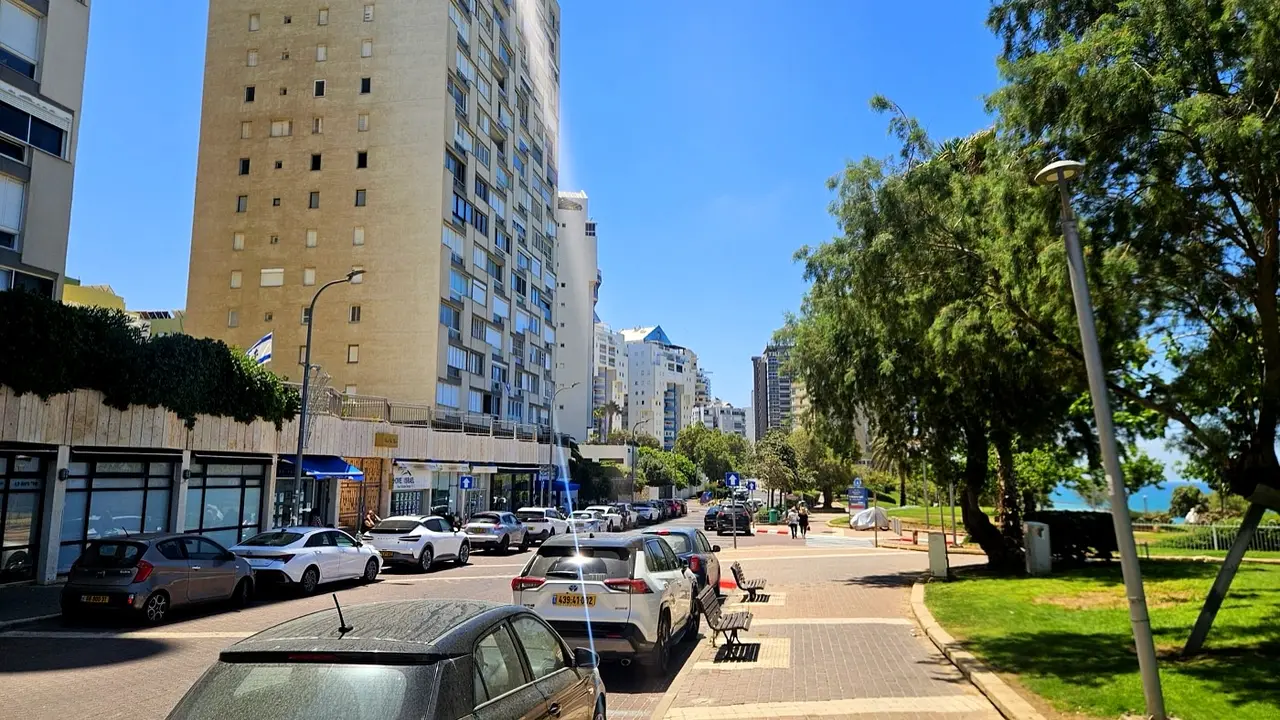 בנייני מגורים בשדרות ניצה מול הים בנתניה, לצד פארק בנייני מגורים בשדרות ניצה מול הים בנתניה, לצד פארק