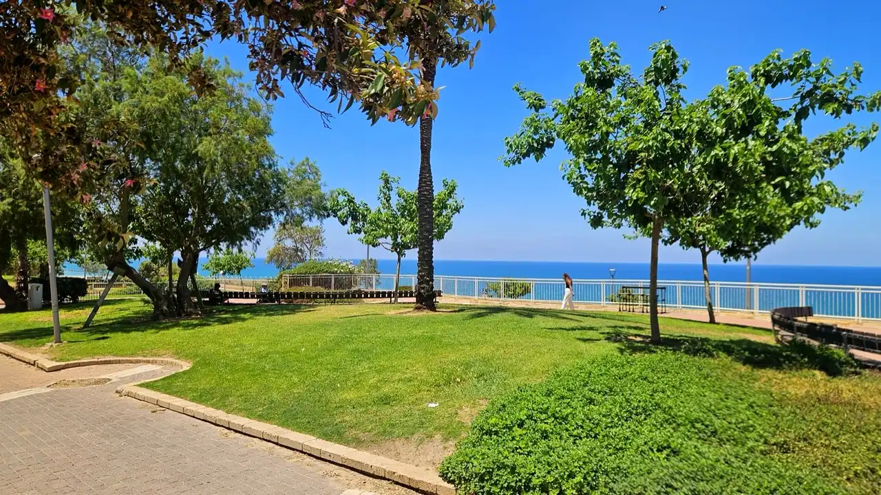 פארק לאורך שדרות ניצה עם נוף לים התיכון פארק לאורך שדרות ניצה עם נוף לים התיכון