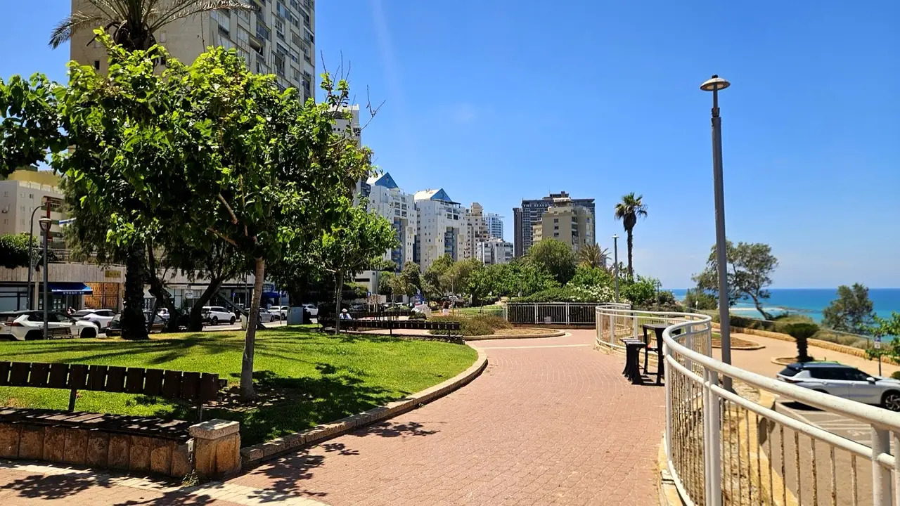 טיילת ניצה בנתניה: שביל טיולים, מגדלי מגורים ונוף לים טיילת ניצה בנתניה: שביל טיולים, מגדלי מגורים ונוף לים