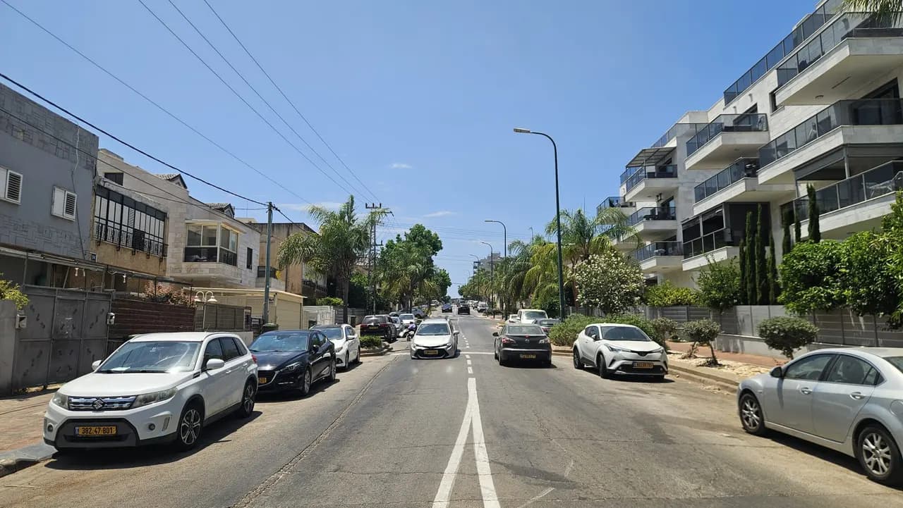 רחוב בשכונת רמת חן, נתניה: בתים ותיקים לצד בנייני מגורים חדשים רחוב בשכונת רמת חן, נתניה: בתים ותיקים לצד בנייני מגורים חדשים