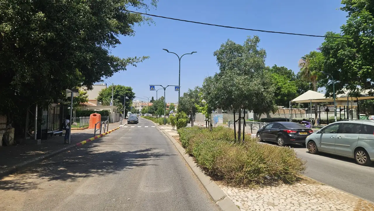 רחוב ירוק ושקט בשכונת המגורים רמת חן, נתניה רחוב ירוק ושקט בשכונת המגורים רמת חן, נתניה