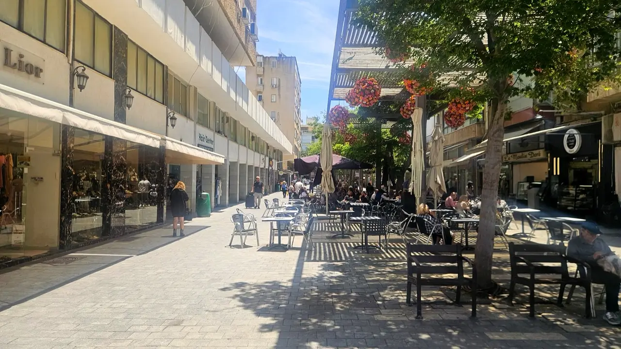 רחוב מסחרי להולכי רגל במרכז נתניה עם חנויות ובתי קפה רחוב מסחרי להולכי רגל במרכז נתניה עם חנויות ובתי קפה