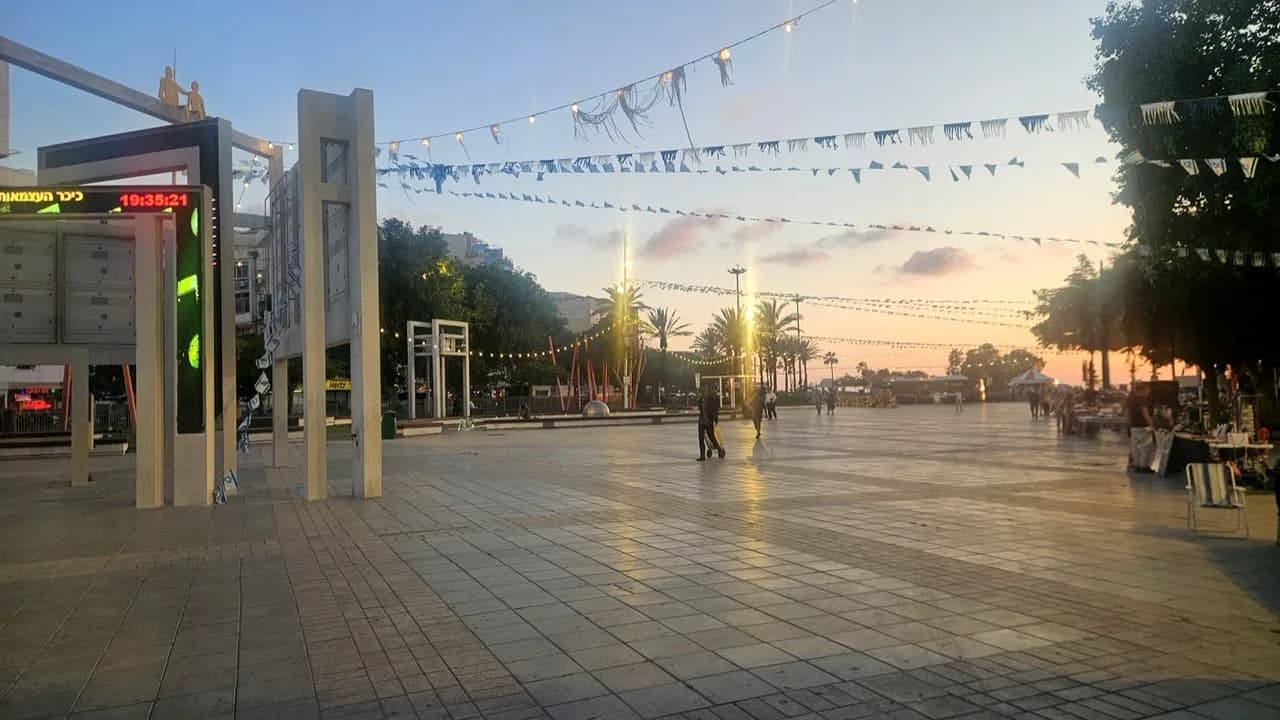 כיכר העצמאות במרכז נתניה בשעת השקיעה כיכר העצמאות במרכז נתניה בשעת השקיעה