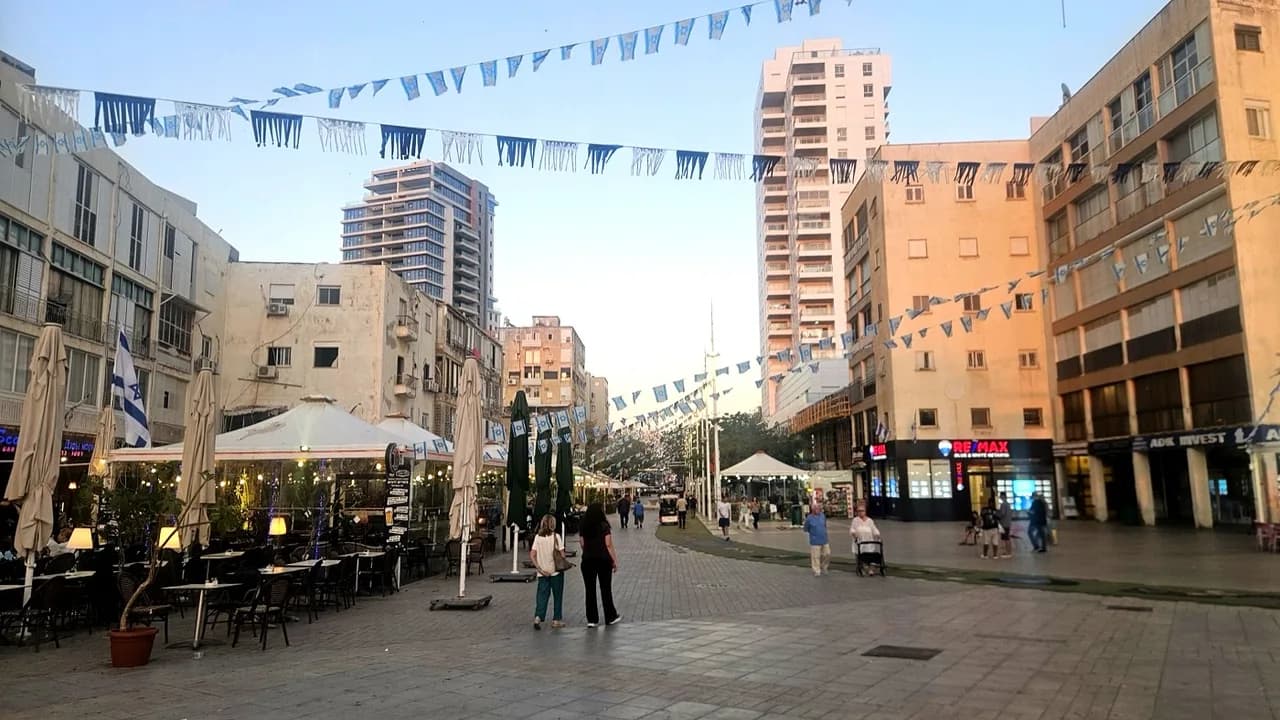 מרכז נתניה ליד כיכר העצמאות: מסעדות ובנייני מגורים מרכז נתניה ליד כיכר העצמאות: מסעדות ובנייני מגורים