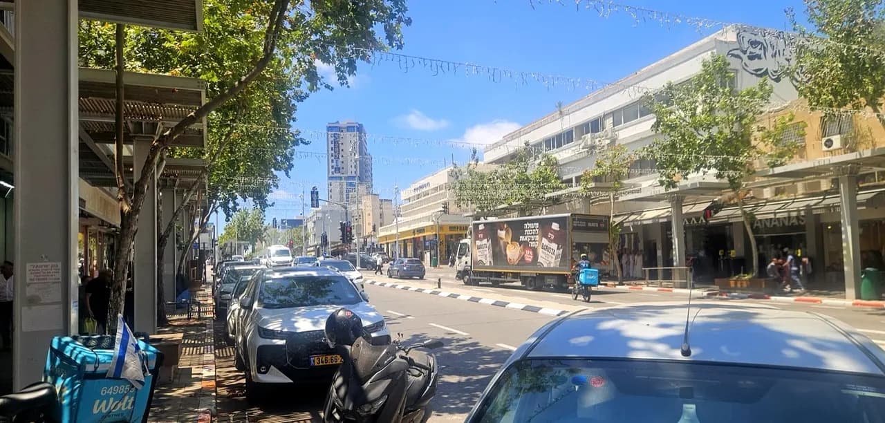 רחוב סואן במרכז נתניה עם תנועה ומכוניות חונות רחוב סואן במרכז נתניה עם תנועה ומכוניות חונות