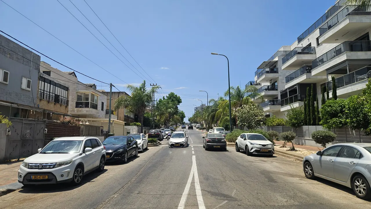 רחוב בשכונת רמת חן, נתניה: בתים ותיקים לצד בנייני מגורים חדשים רחוב בשכונת רמת חן, נתניה: בתים ותיקים לצד בנייני מגורים חדשים